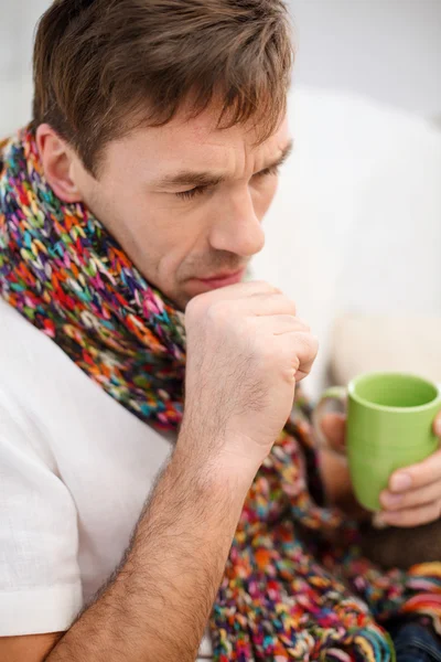 Un homme malade avec la grippe à la maison — Photo