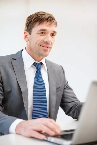 Uomo d'affari con computer portatile in ufficio — Foto Stock