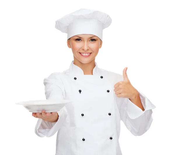 Femme chef avec assiette vide montrant pouces vers le haut — Photo