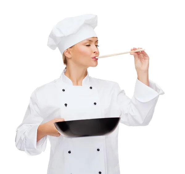Mosolygó női szakács pan és kanál — Stock Fotó