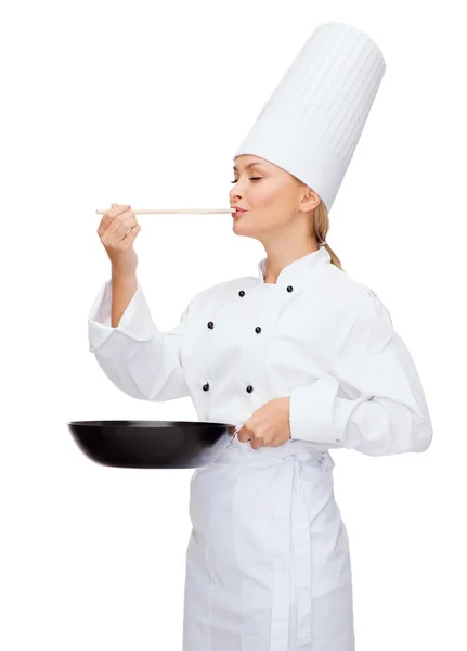 Pan ve kaşık ile gülümseyen kadın aşçı — Stok fotoğraf