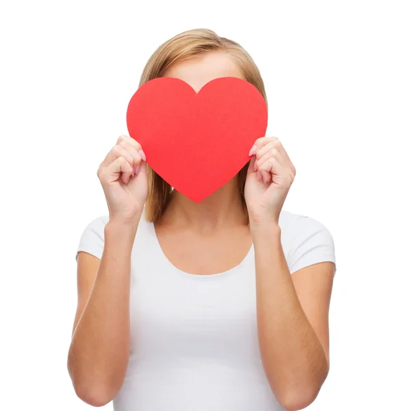 Žena v bílém tričku se srdcem — Stock fotografie