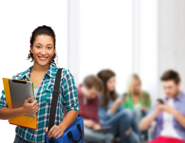 Χαμογελώντας φοιτητής με φακέλους, tablet pc και τσάντα — Φωτογραφία Αρχείου
