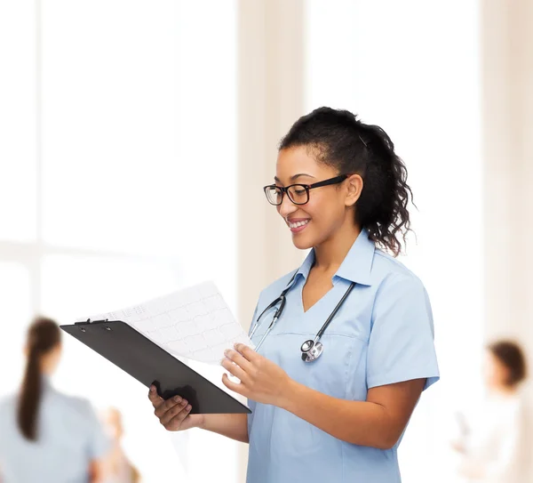 Sorridente donna afro-americana medico o infermiera — Foto Stock