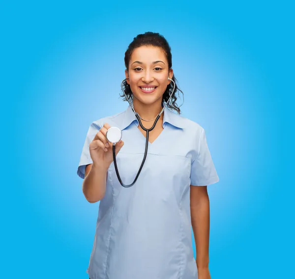 Sonriente mujer afroamericana médico o enfermera —  Fotos de Stock