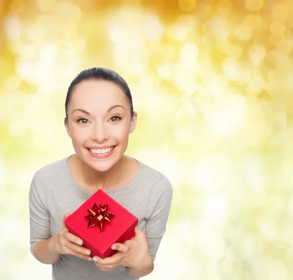 Smiling asian woman with red gift box — Stock Photo, Image