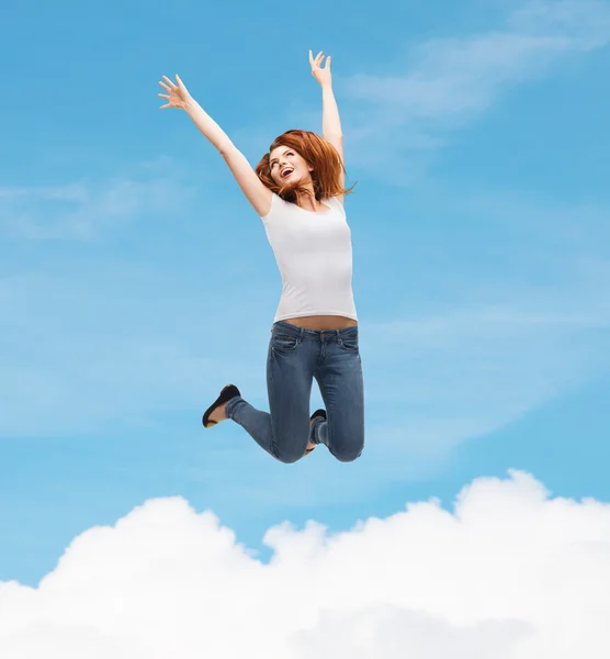 Tonårig flicka i vit blank t-shirt hoppning — Stockfoto