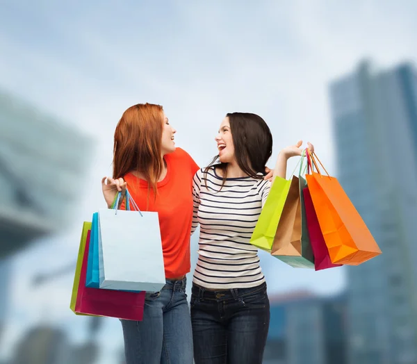 Duas meninas adolescentes sorridentes com sacos de compras — Fotografia de Stock