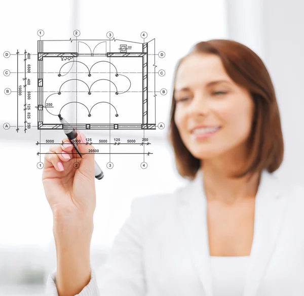 Kvinnliga arkitekt ritade plan — Stockfoto