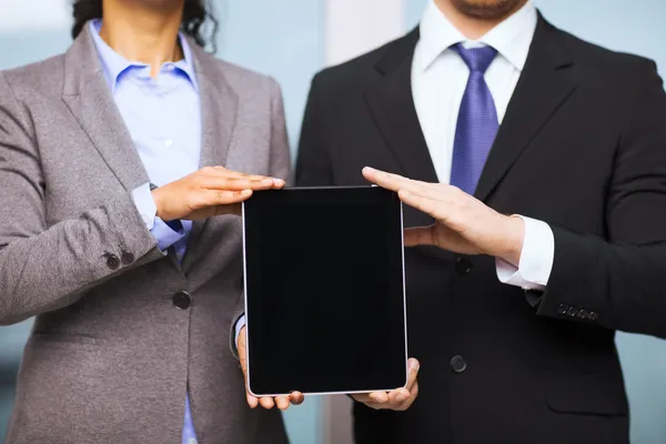 Zakenman en zakenvrouw met tablet pc — Stockfoto