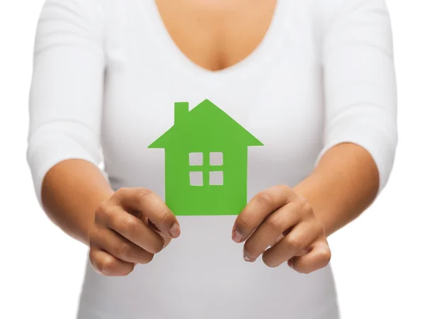 Mulher mãos segurando casa verde — Fotografia de Stock