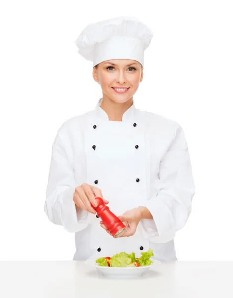 Chef feminino sorridente com salada de preparação — Fotografia de Stock