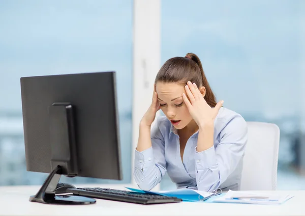 Mulher estressada com computador e documentos — Fotografia de Stock