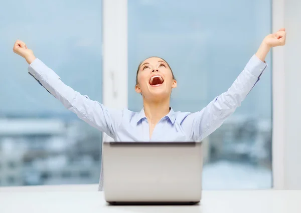 Screaming businesswoman with laptop in office — Stock Photo, Image