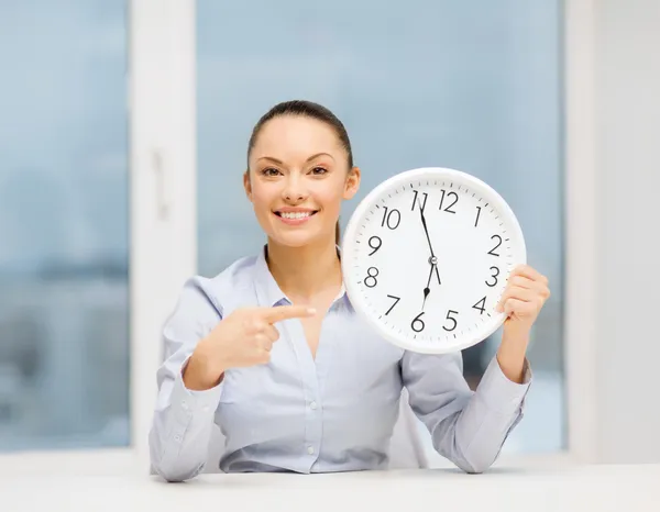 Atractiva mujer de negocios con reloj blanco — Foto de Stock