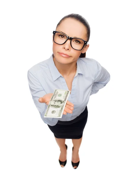 Mujer de negocios sonriente con dinero en efectivo en dólares —  Fotos de Stock