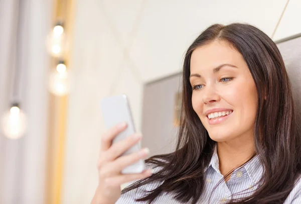 Feliz mujer de negocios con teléfono inteligente en la habitación de hotel —  Fotos de Stock