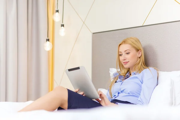 Mujer de negocios feliz con PC tableta en la habitación del hotel —  Fotos de Stock