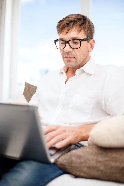 Uomo che lavora con il computer portatile a casa — Foto Stock