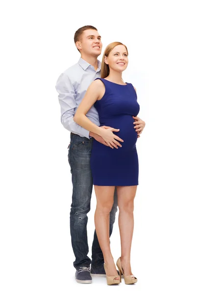 Feliz joven familia esperando niño mirando hacia arriba — Foto de Stock