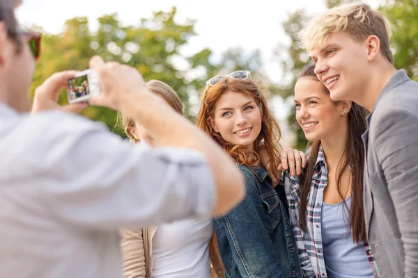 Les adolescents prenant des photos appareil photo numérique à l'extérieur — Photo