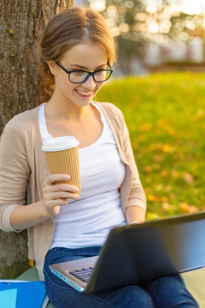 Adolescente en gafas con portátil y café — Foto de Stock