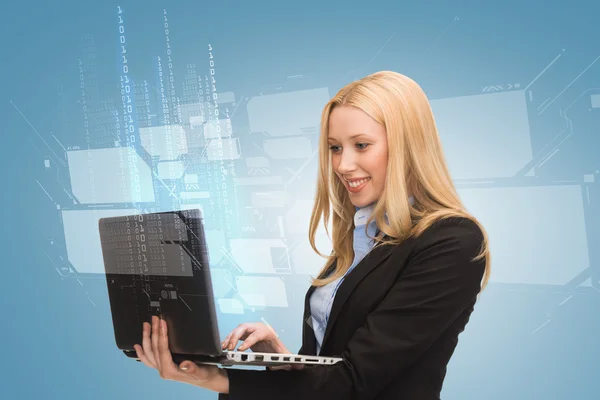 ラップトップコンピュータを持つ笑顔の女性 — ストック写真