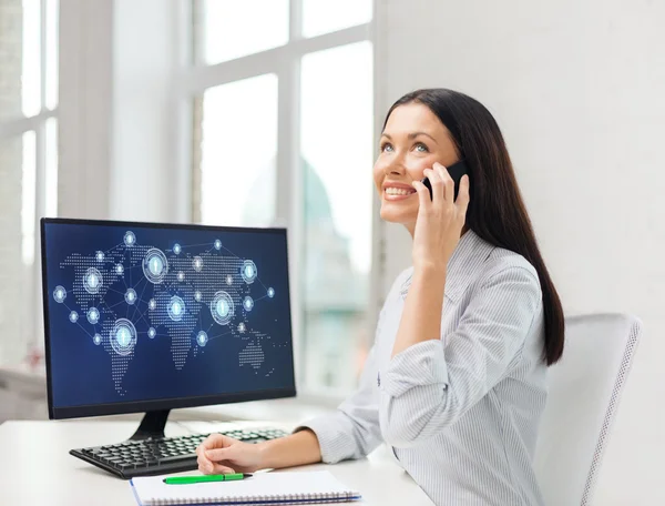 Empresária sorridente ou estudante com smartphone — Fotografia de Stock