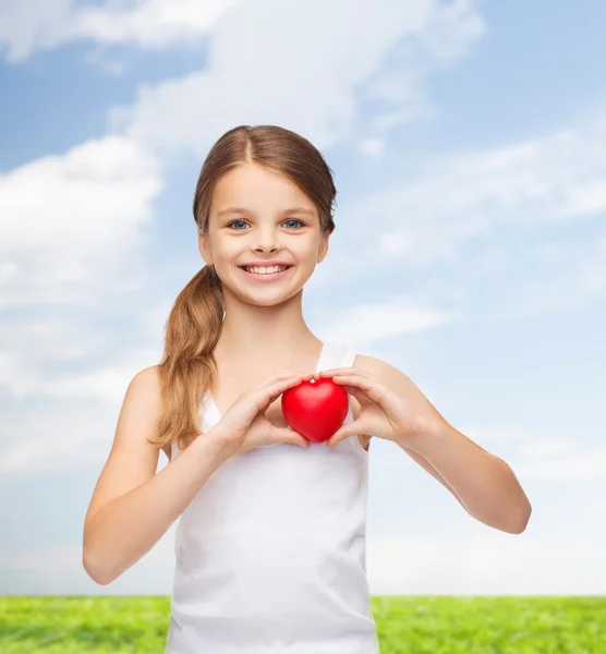 Κορίτσι σε κενό λευκό πουκάμισο με μικρή κόκκινη καρδιά — Φωτογραφία Αρχείου