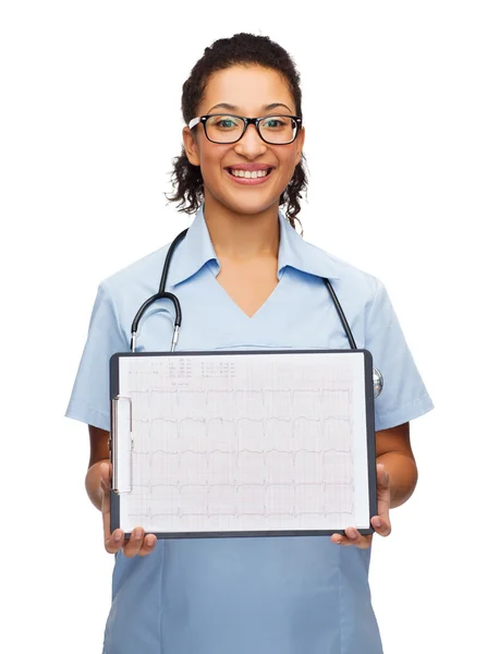 Médica feminina em óculos com cardiograma — Fotografia de Stock