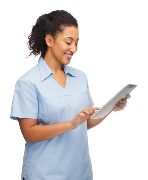 Uśmiechający się czarny lekarz lub pielęgniarka z komputera typu tablet — Zdjęcie stockowe