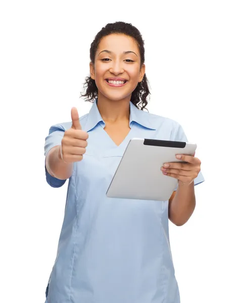 Médico negro sonriente o enfermero con tableta pc — Foto de Stock