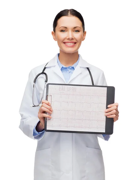 Medico femminile con sclipboard e cardiogramma — Foto Stock