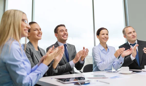 Business team with laptop clapping hands — Stock Photo, Image