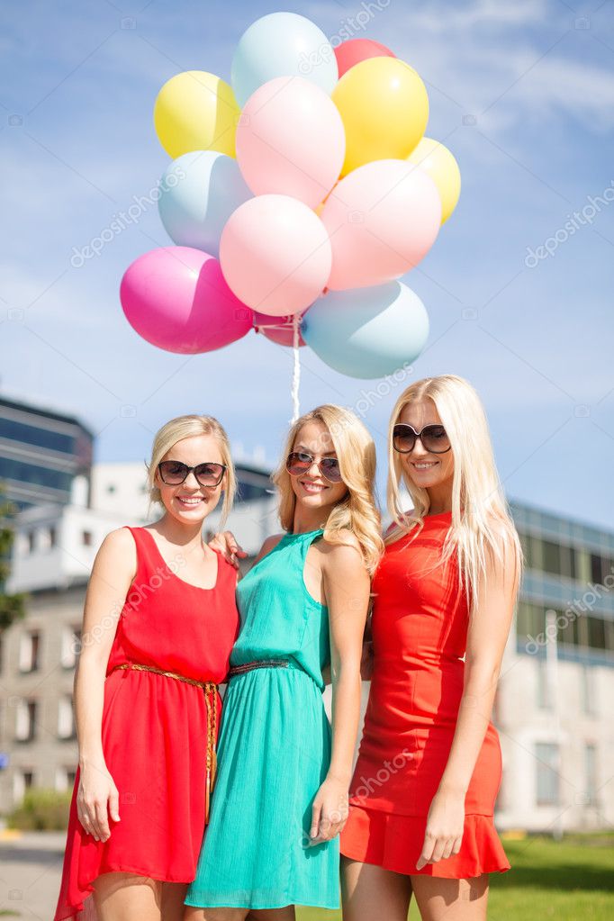 Hermosas chicas con globos de colores