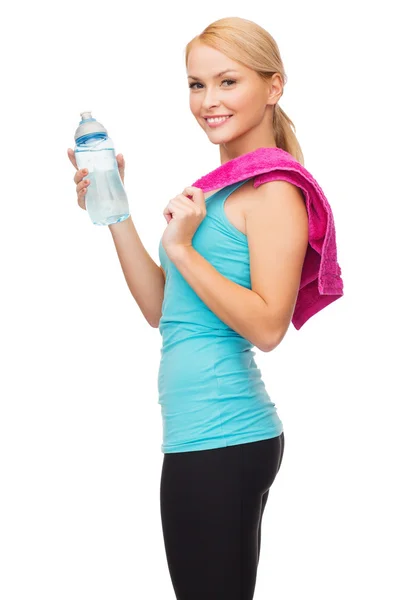 Deportiva mujer con toalla y botella de vatio —  Fotos de Stock