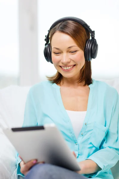 Lächelnde Frau mit Tablet-PC und Kopfhörer — Stockfoto