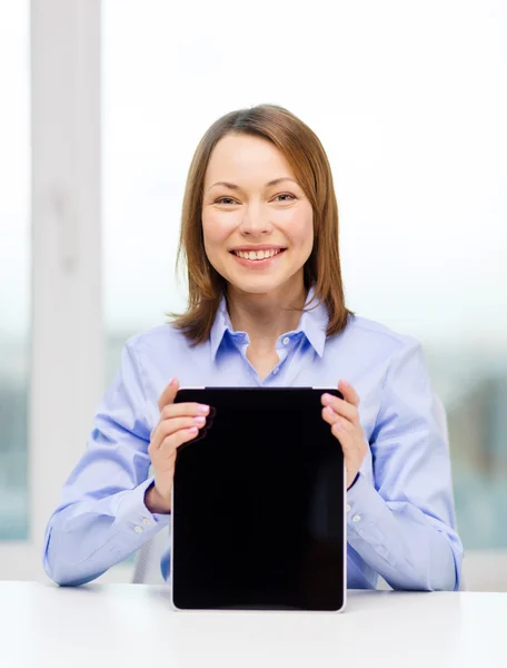 Uśmiechnięta kobieta z komputera typu tablet pc — Zdjęcie stockowe