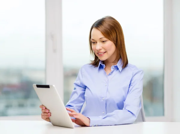 Empresária sorridente ou estudante com tablet pc — Fotografia de Stock