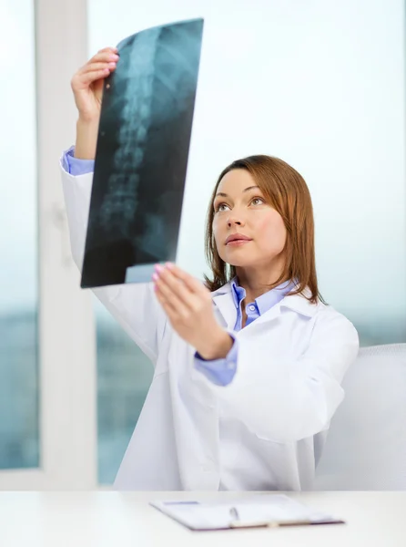 Médico concentrado mirando rayos X — Foto de Stock