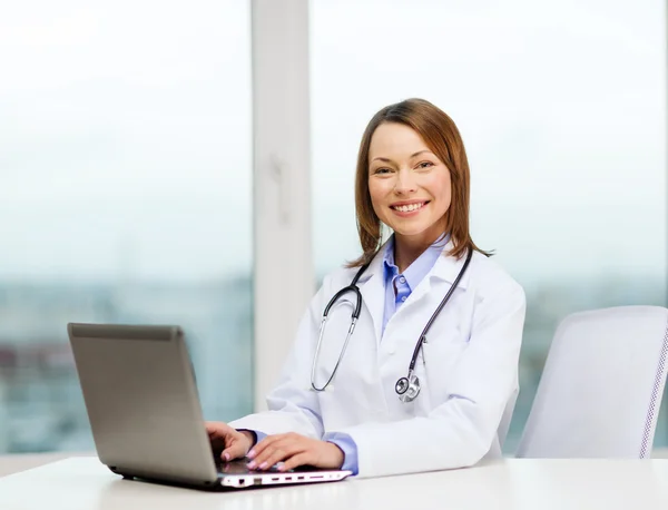 Ocupado médico con ordenador portátil — Foto de Stock