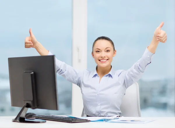 Mujer con computadora, papeles mostrando pulgares hacia arriba —  Fotos de Stock