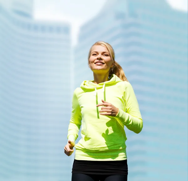 Mujer corriendo al aire libre — Foto de Stock