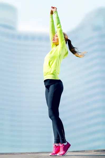 Donna che fa yoga all'aperto — Foto Stock