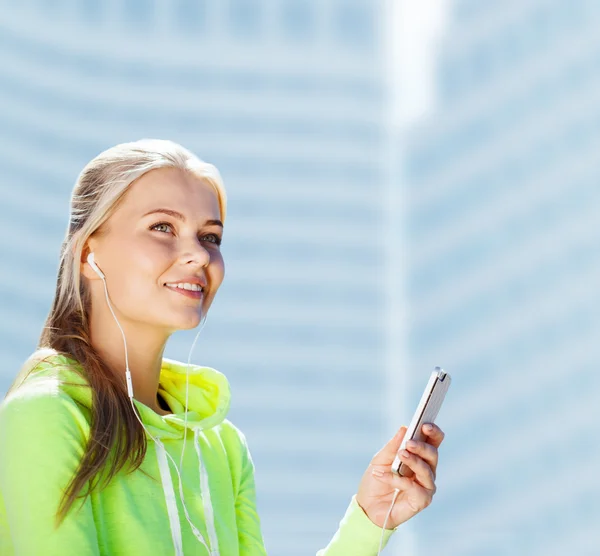 Mujer escuchando música al aire libre —  Fotos de Stock