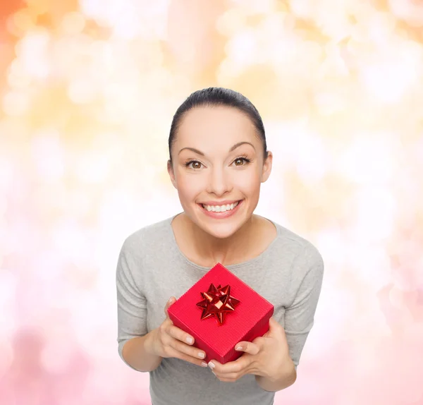 Sorridente donna asiatica con scatola regalo rossa — Foto Stock