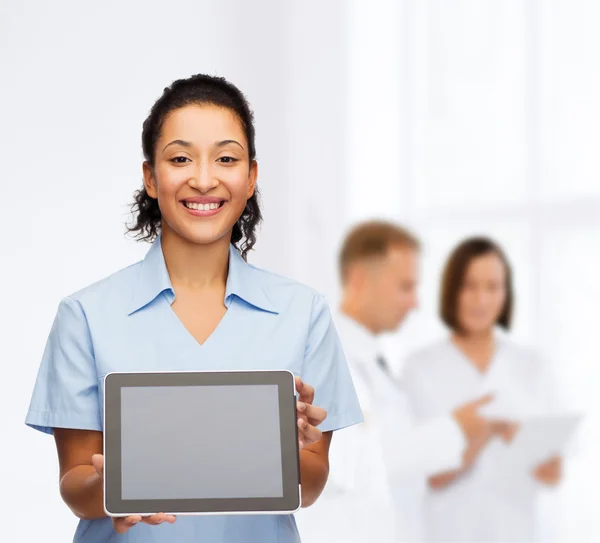 Gülümseyen kadın doktor veya hemşire ile tablet pc — Stok fotoğraf