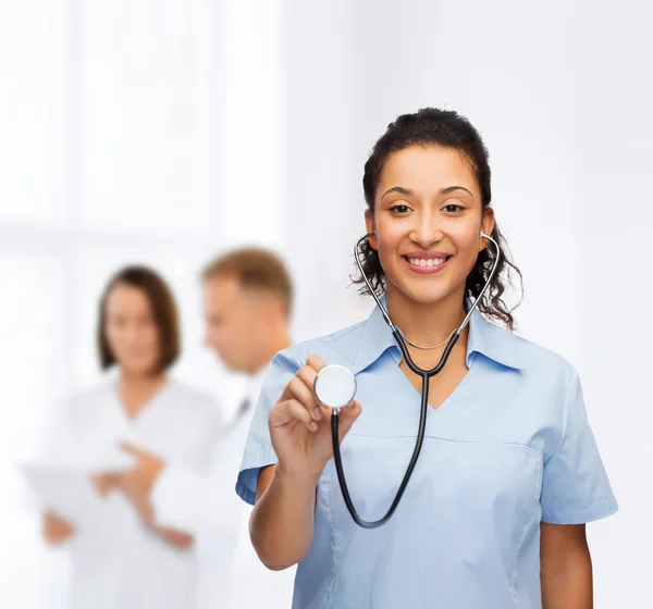 Sorridente donna afro-americana medico o infermiera — Foto Stock