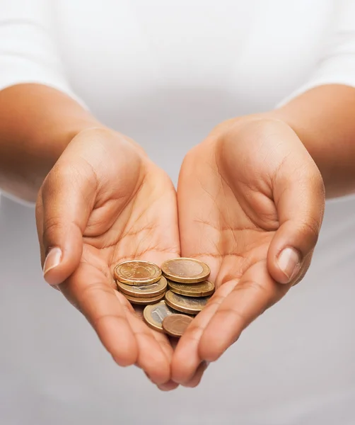 Mãos de xícara de mulher mostrando moedas de euro — Fotografia de Stock