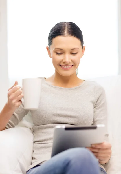 Mujer sonriente con tablet PC y taza — Foto de Stock